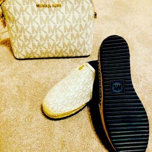 Shoes and bag ( Michael kors) size 6. Set $100.00